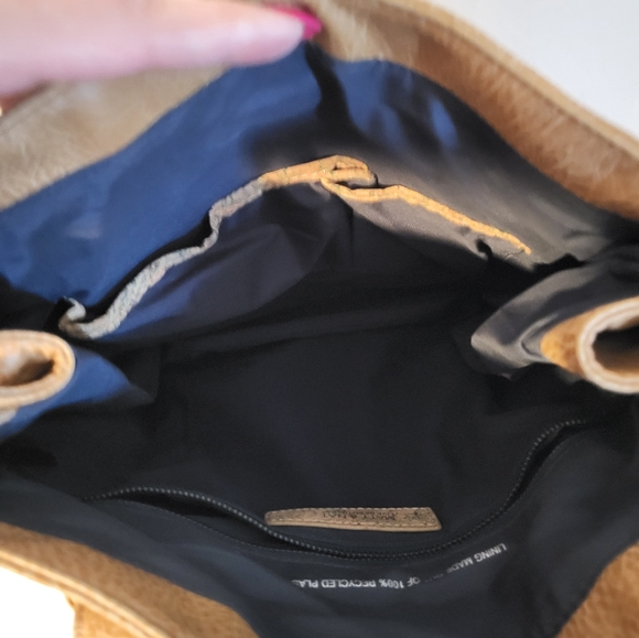 MATT & NAT like new, clean tote. Colour is Tan/light brown - Picture 4 of 8